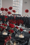 Wesele black tie z czerwonymi różami i czarną zastawą Elegancki stół weselny z czarną zastawą i czerwonymi kompozycjami kwiatowymi w stylu black tie.